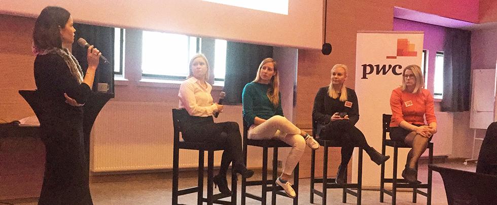 Riikka Saari, Emilia Taskinen, Kaisa Simola ja Riitta Pelli kertoivat opiskelijoille työstään PwC:llä.